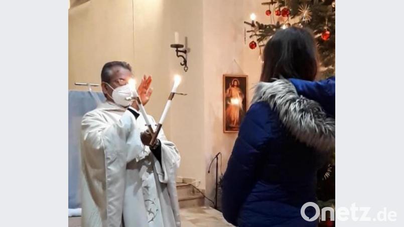 Pater James Mudakodil erteilte beim Gottesdienst an Maria Lichtmess den Blasiussegen. Bild: nza
