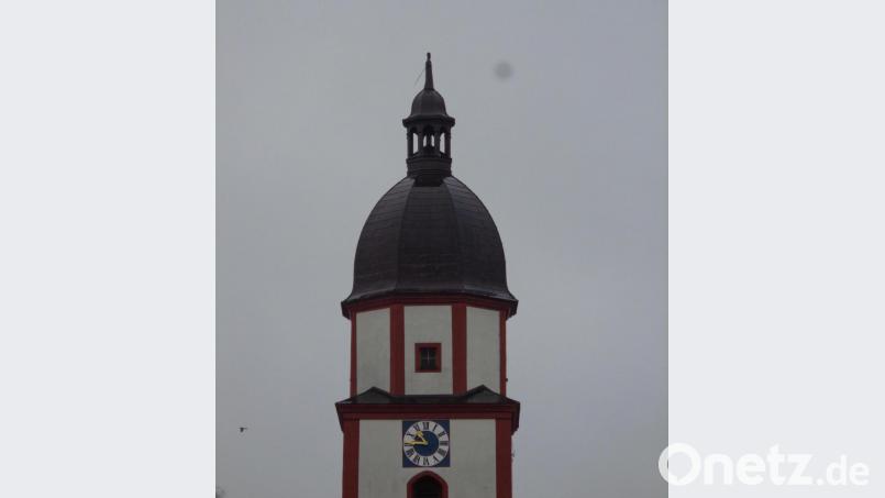 Da fehlt doch was, denken sich die Winklarner Bürger beim Blick auf den Kirchturm. Das Wetterkreuz ist weg, wann es zurückkommt, ist ungewiss. Bild: amö