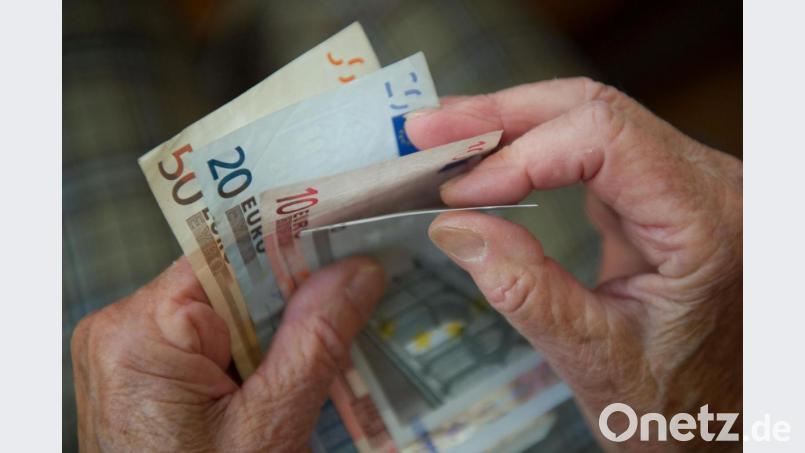 Eine ältere Frau zählt Geld. Union und SPD einigten sich am Mittwoch auf einen einmaligen Corona-Zuschuss für Kinder von 150 Euro. Bild: Marijan Murat/dpa