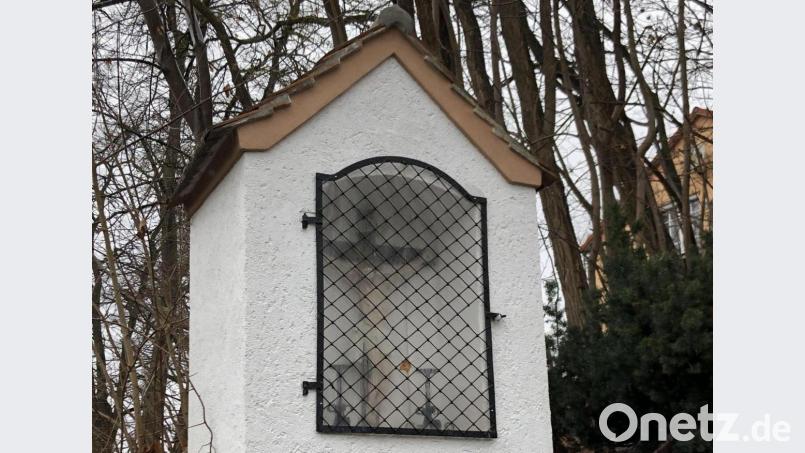 An die schwere Heimsuchung Hirschaus durch die Pest erinnert heute noch die kleine Pestkapelle an der Ehenfelder Straße auf Höhe des Friedhofs. Bild: ads