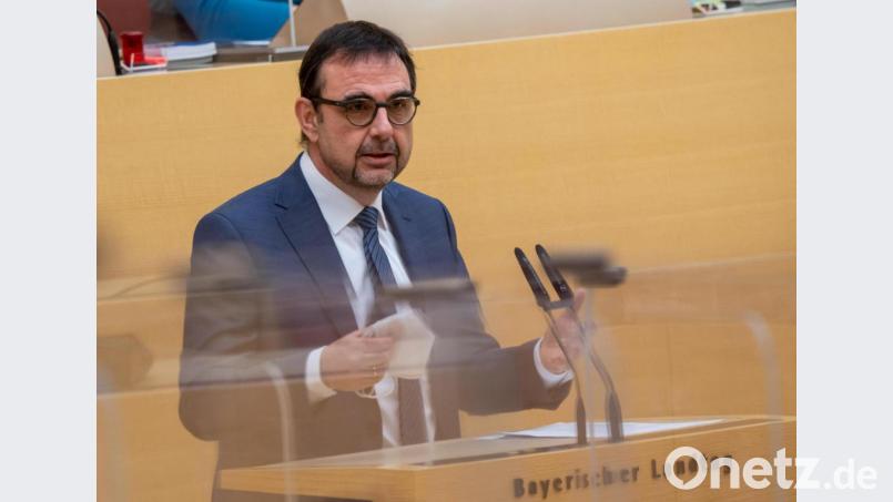Der bayerische Gesundheitsminister Klaus Holetschek (CSU) verspricht, sich für eine frühere Impfung von Krebspatienten einzusetzen. Bild: Peter Kneffel/dpa