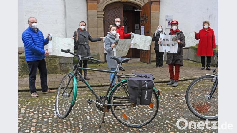 Kirchenvertreter und Touristiker stellen die neue Übersichtskarte für den Simultankirchenradweg vor. Bild: Gabi Schönberger