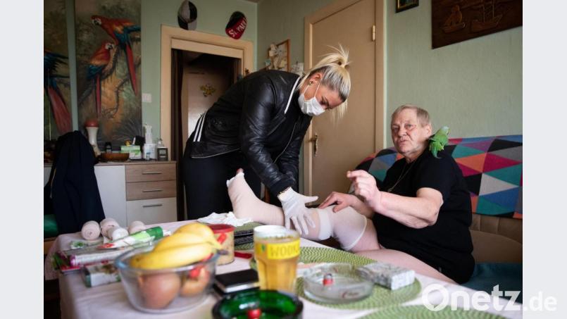 Alten- und Krankenpfleger haben sind in der Corona-Pandemie besonders hohen Belastungen ausgesetzt. Für ihren wichtigen Dienst an den Menschen erhalten sie einen staatlichen Bonus - meistens. Bild: Christian Charisius/dpa