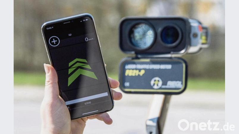 Kontrahenten Seite an Seite: Links eine aktive Blitzer-Warnapp auf dem Smartphone, rechts daneben ein Radar-Messgerät. Bild:  Lino Mirgeler/dpa