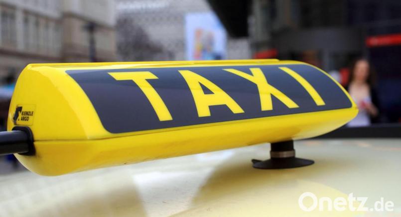 Das Landratsamt Wunsiedel unterstützt Senioren bei der Fahrt zum Impfzentrum. Eingesetzt werden soll das Modell des Fifty-Fifty-Taxis. Symbolbild: dpa