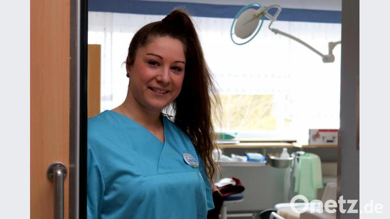 Hebamme Carola Lhacheq zog kürzlich aus München ins Fichtelgebirge und unterstützt nun das Marktredwitzer Kreißsaalteam. Bild: Klinikum Fichtelgebirge/exb