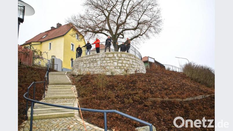 Gemeinsam gaben sie die Aussichtsplattform samt Treppenaufgang offiziell frei: Bürgermeister Johannes Reger (dritter von links) mit (von links) technischem Angestellten Markus Meyer, Dominik Fischer von der Firma Bierschenk, Landschaftsarchitekt Albrecht Strohn, Bauamtsleiter Dieter Döppl und der Christian Bauer vom gleichnamigen Baugeschäft. Bild: njn
