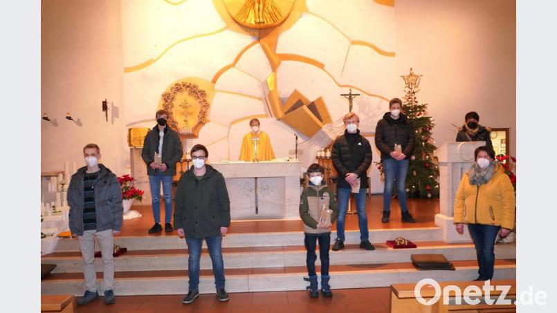 Insgesamt sieben Ministranten verabschiedet Pfarrer Norbert Götz (hinten Mitte) an Maria Lichtmess mit Gertraud Götz (rechts) und Birgit Bergmann (Zweite von rechts): (von links) Sebastian Kleber, Lukas Kleber, Franz Lukas, Jakob Vierling, Nathan Fröhlich und Tobias Weig. Nicht im Bild: Korbinian Friedl. Bild: fvo