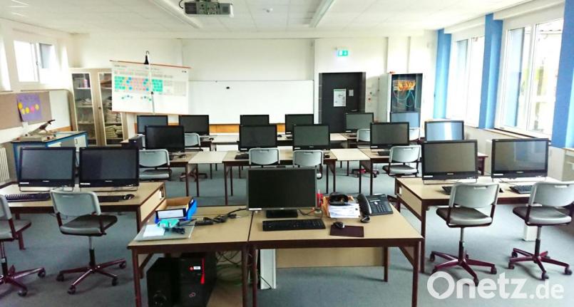 Ein Computer Raum schule Vilsecker schule, der immer wieder modernisiert wird und deshalb auf aktuellstem Stand ist. Betreut wird die IT-Ausstattung vom städtischen IT-Verantwortlichen Matthias Rösch Bild: e