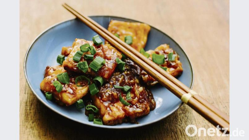 Durch unterschiedliche Zubereitungsarten und Gewürze kann man Tofu in ganz unterschiedliche Richtungen lenken. Foodblogger Stefan Leistner verpasst ihm mit Austernsauce eine chinesische Note. Bild: Asiastreetfood.Com/dpa