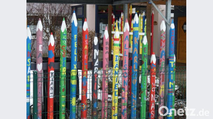 Stadftrallye Eschenbach: Wie viele bunte Holzstifte stehen im Eingangsbereich und um die Fahrradständer am Kindergarten? Bild: rn