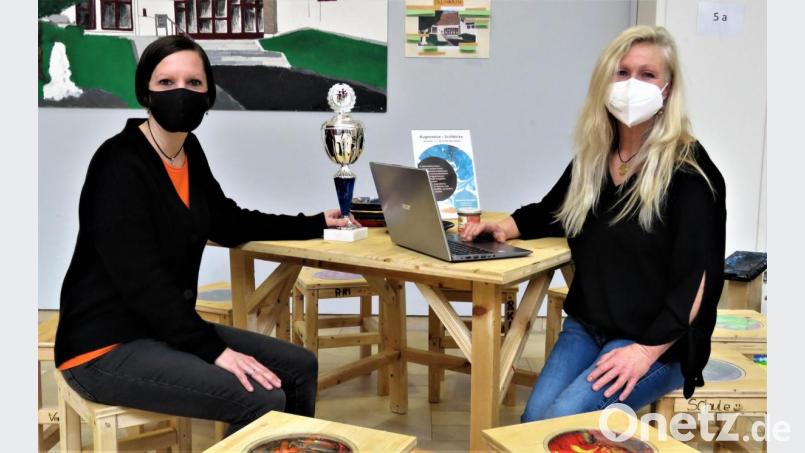 Petra Burger und Schulleiterin Claudia Strobel-Dietrich verfolgten die Filmpremiere von der Schule aus. Die Schüler und die Ehrengäste schauten von zu Hause aus zu. Bild: ubb