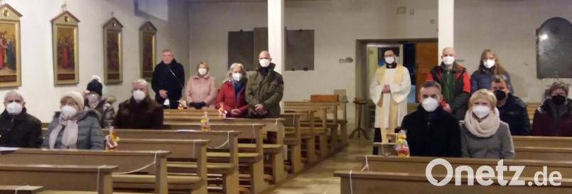 Um ihr Ehejubiläum zu feiern, treffen sich Kastler Paare in der Pfarrkirche. Bild: Theresia Otterbein