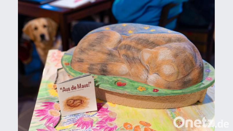 Arno Ludwig schrieb zusammen mit einer Bekannten das Büchlein „Aus die Maus“. Die Geschichte der kleinen Maus – vom Kennenlernen bis zum Abschiednehmen – soll Familien bei der Trauerarbeit helfen. Die Tiersärge, die er entwirft, passen für Hunde, Katzen, Hasen oder Kaninchen bis acht Kilo. Für kleinere Tiere wie Meerschweinchen, Mäuse und Ratten gibt es noch eine kleinere Version. Bild: Nicolas Armer/dpa