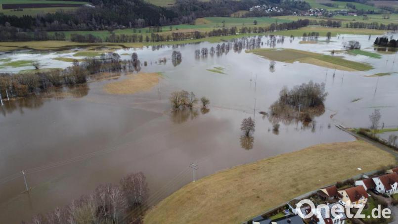 Zwischen Edeldorf (rechts oben im Bild) und den Häusern entlang des Herbstaugrabens am Hammerweg (im Vordergrund) war am Donnerstag "Land unter". Bild: Gustl Beer