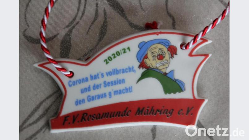 Ironischer Aufdruck auf dem diesjährigen Sessionsorden von Rosamunde Mähring, „Corona hat&#039;s vollbracht, und der Session den Garaus g&#039;macht!“ Bild: kro