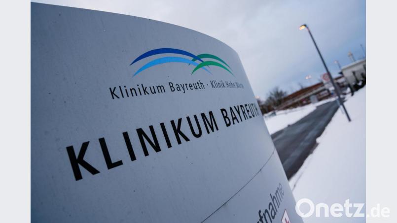 Wolken ziehen über das Klinikum Bayreuth. Wegen des Verdachts des Ausbruchs einer hochansteckenden Corona-Mutation hat das Klinikum Bayreuth betroffene Häuser vorerst geschlossen. Bild: picture alliance/dpa | Nicolas Armer