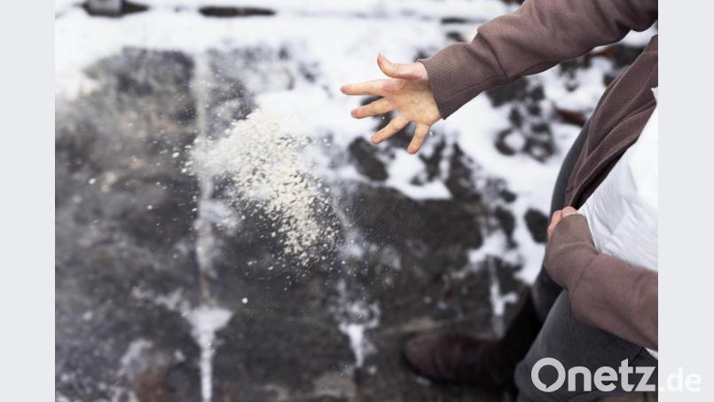 Guten Rutsch? - muss nicht sein: Salz hilft, wenn die Wege glatt sind. Gut für die Umwelt ist es nicht. Ein OTH-Professor klärt auf. Bild: M. Dörr &amp; M. Frommherz -stock.adobe.com