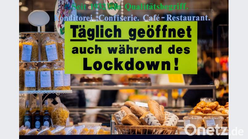 Ein Schild im Schaufenster einer Konditorei weist die Kunden darauf hin, dass das Geschäft weiter geöffnet ist. Der in der Corona-Krise gebräuchliche Begriff „Lockdown“ ist der „Anglizismus des Jahres“ 2020. Archivbild: Rolf Vennenbernd, dpa