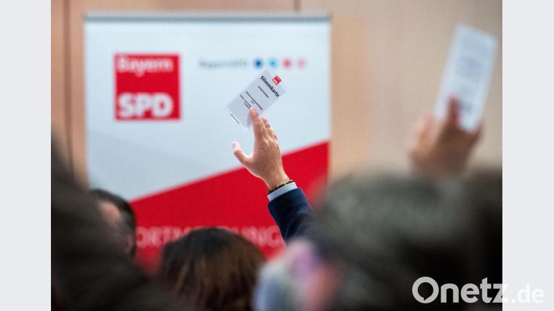 Eine Stimmkarte wird beim kleinen Parteitag der Bayern SPD hoch gehalten. Die Oberpfälzer SPD nominiert an diesem Samstag ihre Bundestagskandidaten, zum Tiel per Video-Konferenz. Bild: Lino Mirgeler