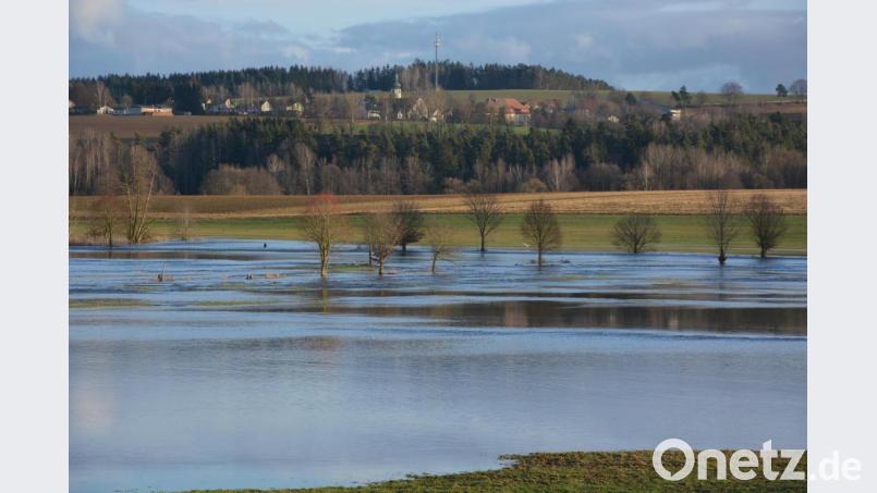 Große Wasserflächen haben sich auf Wiesen und Feldern im Bereich zwischen Hofteich um der Kriegermühle gebildet. Im Hintergrund zu sehen ist die Ortschaft Leonberg. Bild: jr