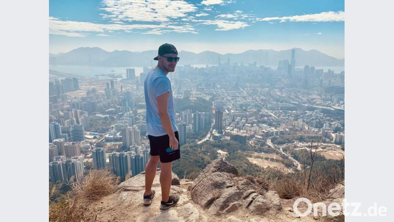 Tobias Held beim Wandern mit einem fantastischen Ausblick über die Skylines von Kowloon und Hong Kong Island. Bild: Humza Iftekhar/exb