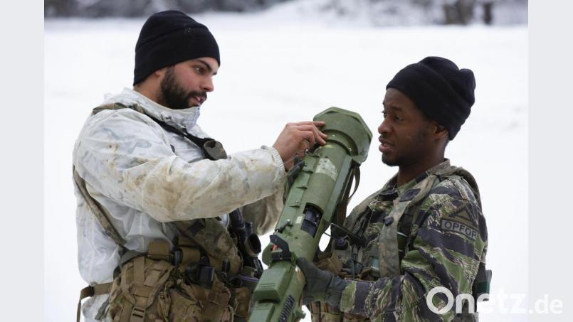 Zwei Soldaten der US-Armee auf dem Truppenübungsplatz Hohenfels: Bald trainieren sie im Rahmen von &quot;Atlantic Resolve&quot; zusammen mit Einheiten aus neun Ländern. Bild: Sgt. Julian Padua/US Army