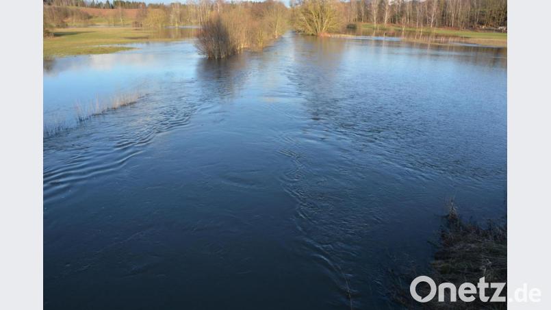 Große Wasserflächen haben sich auf Wiesen und Feldern im Bereich zwischen Hofteich um der Kriegermühle gebildet. Bild: jr