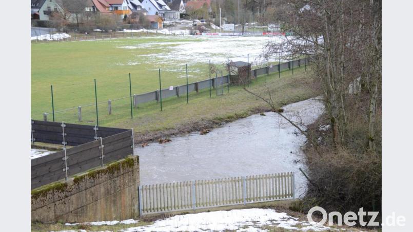 Das Tosbecken und der Stauwerkauslauf am Sportgelände. Bild: ak