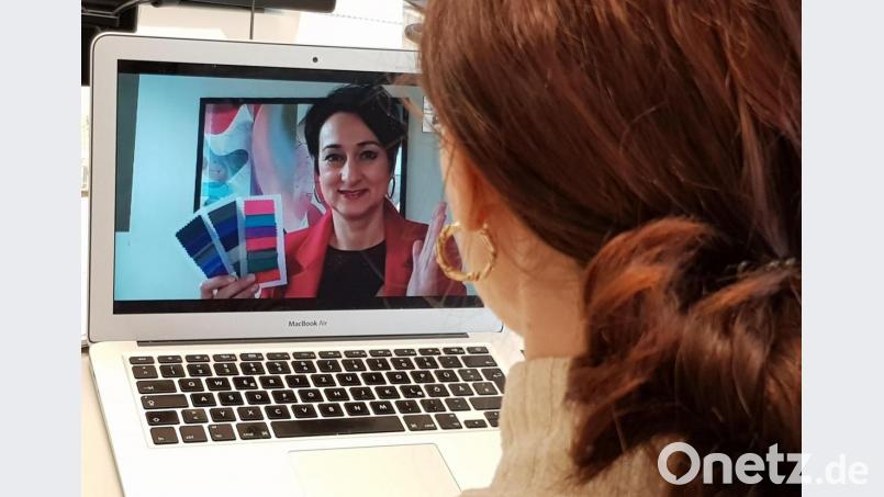 Tanja Ficht vom Styling-Atelier berät über die Plattform Zoom, wie sich ihre Kunden im Homeoffice von ihrer besten Seite zeigen können. Bild: mp