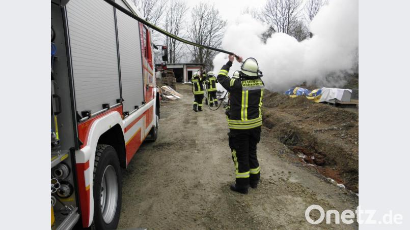 Unerlaubtes Verbrennen von Müll kann teuer zu stehen kommen. Die Vohenstraußer Feuerwehr löschte das Feuer. Bild: dob