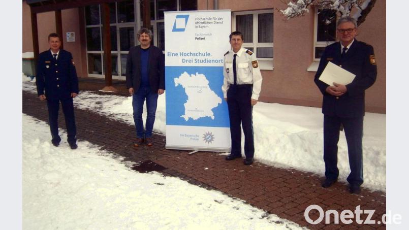 Die Ruhestandsurkunde überreichen (von links) der stellvertretende Studienortsleiter, Polizeidirektor Markus Ixmeier, der Studienortsleiter Regierungsdirektor Stefan Loos und der Direktor der Hochschule für den öffentlichen Dienst, Ingbert Hoffmann, an Polizeioberrat Günter Geiler. Bild: Thomas Scheuring/exb