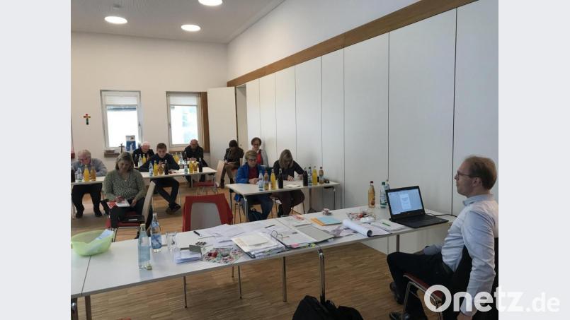 Mit gezielten Fundraising-Aktionen, die im Herbst 2020 angelaufen sind, sammelt die evangelische Kirchengemeinde Nabburg Geld für die Dachsanierung der Laurentiuskirche. In eigenen Workshops, wie hier im September vergangenen Jahres, werden Ideen geaammelt und Aktionen auf den Weg gebracht. Archivbild: wgw