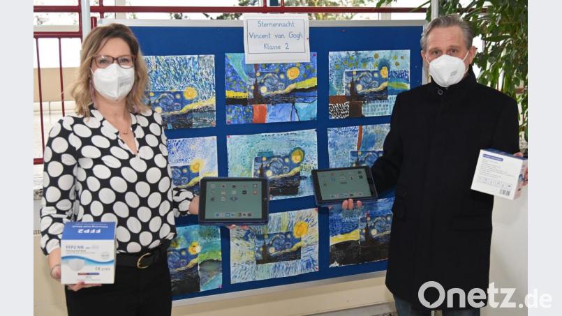 Besprechen die Lage an der Grundschule Poppenricht: Rektorin Janina Schmidt (links) und Zweiter Bürgermeister Hermann Böhm. Im Bedarfsfall bietet die Schule den Kindern Leihtablets an. Bild: gf