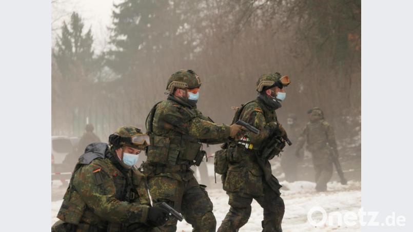 Waffenausbildung beim Panzergrenadierbataillon 122: Die Soldaten müssen die Hygieneregeln auch bei den Übungen im Wald einhalten. Wenn der Abstand nicht gegeben ist, muss die Maske aufbleiben. Bild: Benjamin Lihring/exb