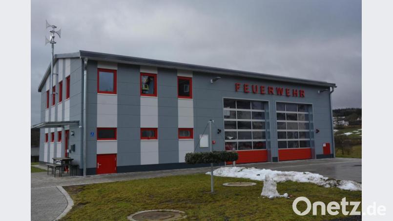 Auf dem Dach des Feuerwehrhauses in Groschlattengrün wird eine Photovoltaikanlage installiert. Bild: jr
