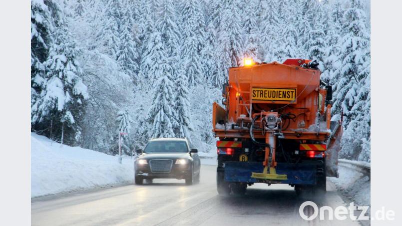 Im Winter gehört der Streudienst zum Straßenbild. Doch das Salz bleibt in der Natur. Bild: pe-foto - stock-adobe.com