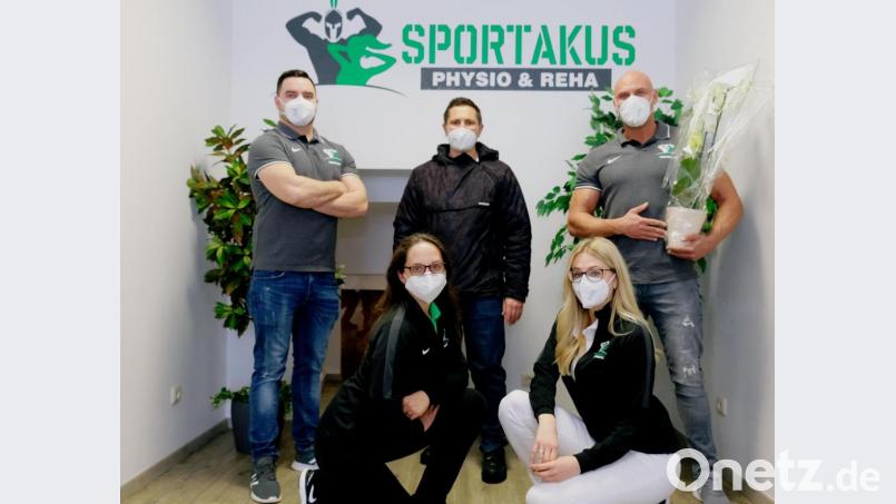 Die Physiotherapeuten Dominik Brüderer und Sandra Neumann, Bürgermeister Marcus Gradl, PKA Jana Witzl und Geschäftsführer Florian Meier (von links) eröffneten die Physiotherapiepraxis "Sportakus Physio &amp; Reha". Bild: do