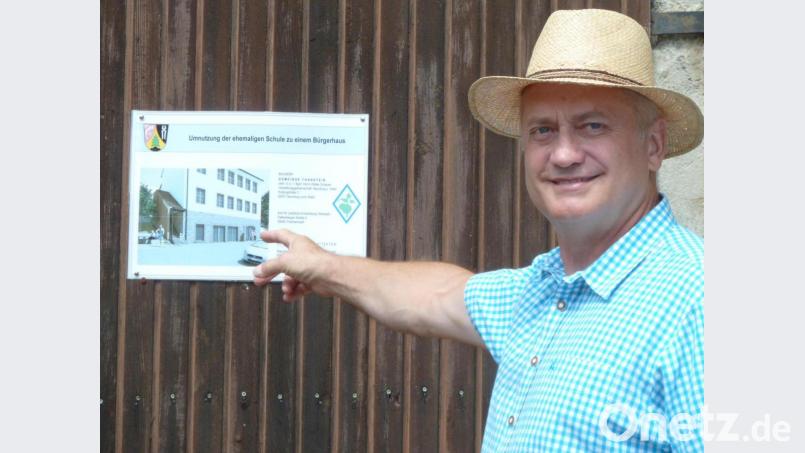Bürgermeister Walter Schauer freut sich über einen hohen Zuschuss für das Projekt im Rahmen der Dorferneuerung. Bild: Portner