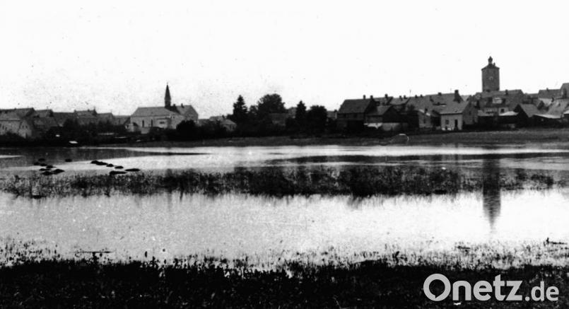 Blick vom Fischhof rüber zur Stadt. Der &quot;Obere Stadtteich&quot; war wieder angefüllt, die evangelische Kirche hatte noch einen Dachreiter und keinen Glockenturm, der Klettnersturm spiegelt sich wider in den Wassermassen des ehemaligen Stadtteiches. Bild: Archiv Sporrer
