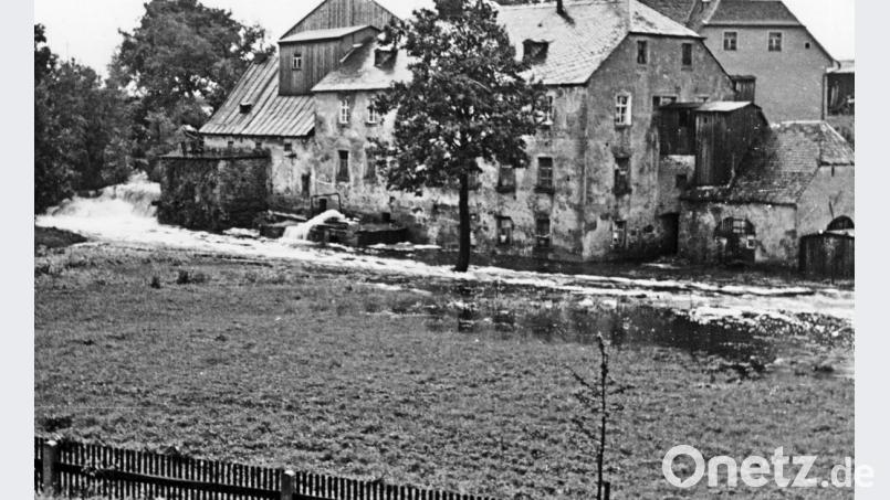 Dieses Wasser zwängte sich durch die alte Abzugsanlage, die 1219 fertig geworden war. 60 Meter lang, 2,50 Meter breit, bis zu 8 Meter hoch in den Oberpfälzer Granit geschlagen. Bis heute kann dieses Meisterwerk der Teichbautechnik besichtigt werden. Aber diese Massen an Wasser bewältigte die altehrwürdige Abzugsanlage nicht. Die Waldnaab staute sich, sammelt noch mehr Kraft, schoss mit hoher Geschwindigkeit durch die Engstelle und stürzte bei der Sägmühle über das künstlich geschaffene Wehr. Ein wahres Schauspiel, das es so seit den späten 1980er Jahren nicht mehr gibt. Bild: Archiv Sporrer