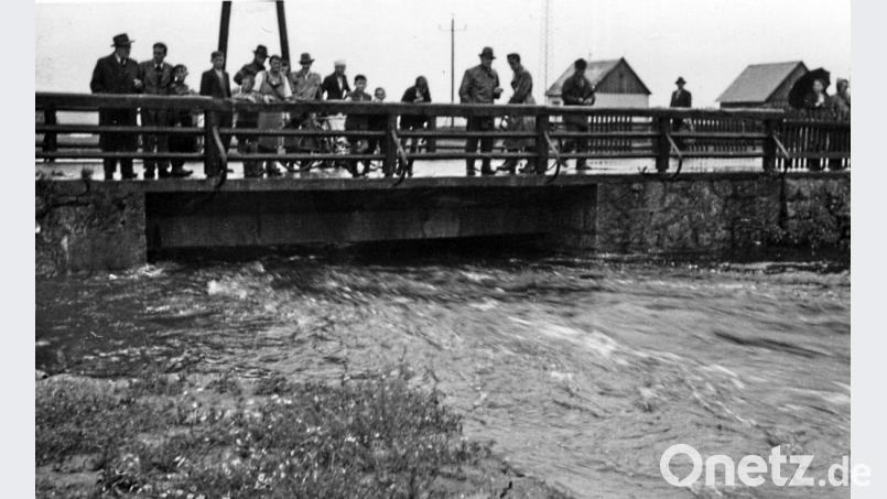 Von der damaligen „Neulerchenfelder Brücke“ aus verfolgten die Tirschenreuther den Weg der Wassermassen. Bild: Archiv Sporrer