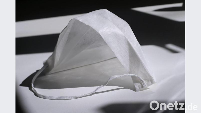 Ein medizinischer Mundschutz liegt auf einem Tisch im Sonnenschein. Foto: Karl-Josef Hildenbrand/dpa/Archivbild Bild: Karl-Josef Hildenbrand