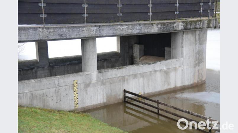 Das Einlaufbauwerk des Stausees mit Pegel Bild: ak