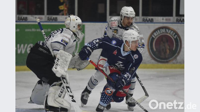 Heimniederlage und Auswärtssieg: In der Hans-Schröpf-Arena unterlagen die Blue Devils dem SC Riessersee mit 5:6 (Szene mit Dennis Palka vor dem Kasten von SCR-Goalie Christian Schneider), in Garmisch-Partenkirchen gewannen die Weidener mit 5:4 nach Verlängerung. Am Sonntag treffen beide Teams zum dritten Mal aufeinander. Archivbild: gb
