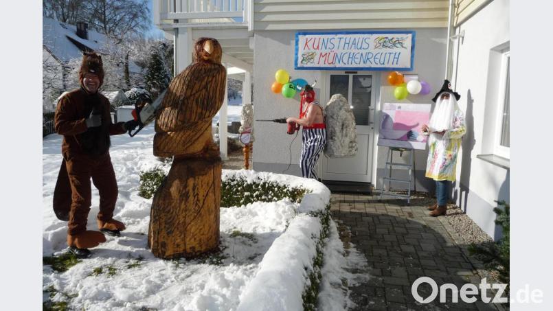 Ein inszeniertes Foto für das &quot;Michareihter Fosnatbladl&quot;: Die Siegerpreise befinden sich aktuell auf einer Wanderausstellung und wurden an das Münchenreuther Kunsthaus (KuMü) verliehen. Bild: Schlüsselclub Münchenreuth/exb
