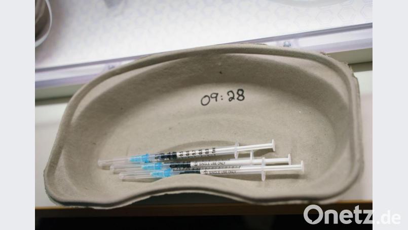 Spritzen mit dem Impfstoff von Biontech-Pfizer liegen bereit: Momentan werden Menschen der Hochrisikogruppe geimpft, in der zweiten Runde sind auch Menschen mit Behinderungen an der Reihe. Sowohl die Lebenshilfe als auch Regens Wagner fragen derzeit ab, wer eine Impfung bekommen möchte, wenn er an der Reihe ist. Symbolbild: Frank Rumpenhorst/dpa