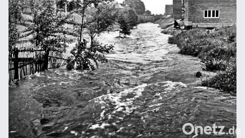 Die Wassermassen bahnten sich einen Weg durch die alten Brücke an der Regensburger Straßen (im Hintergrund zu erkennen) entlang des Abzugskanals des Oberen Stadtteiche, der zu Beginn des 17. Jahrhundert in den Oberpfälzer Granit gehauen wurden. Rechts zu erkennen die 1954 in Bau befindliche Marienschule, die dem Hochwasser knapp entging. Ein Jahr später wurde sie eingeweiht. Bild: Archiv Sporrer