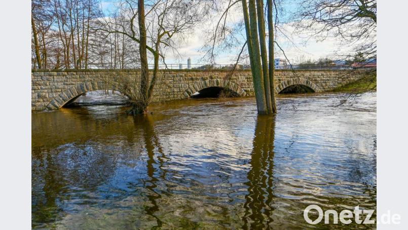 Die Brücke über die Fichtelnaab im Süden von Erbendorf an der Abzweigung der Tirschenreuther Straße zum Gewerbepark konnte die großen Wassermassen gerade noch bewältigen. Bild: sds