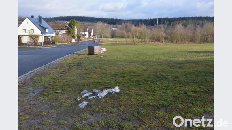 Zwei bis drei Flächen für Gewerbeansiedlungen (vorne) und bis zu acht Parzellen für Wohnhäuser (hinten) entstehen im neuen Mischgebiet „Am Mühlweg“ in Pechbrunn. Bild: jr